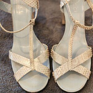 GUCCI Snakeskin Strappy Block Heel Sandals – Beige – Size 9